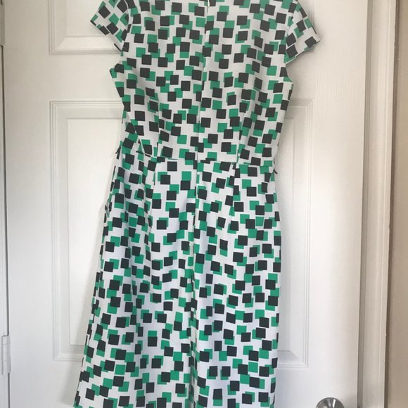 Green dress with pockets - Picture 2 of 3